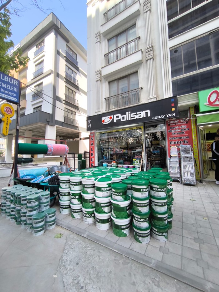 Cunay Yapı Malzemeleri mağaza önü, boya stoğu