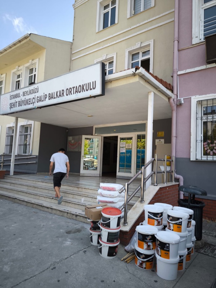 Şehit Büyükelçi Galip Balkar Ortaokulu'na çimento ve boya teslimatı — Beylikdüzü